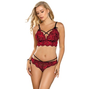 Conjunto Sujetador Y Braguitas Con Cordones Cruzados Y Diseño Bordado Rojo