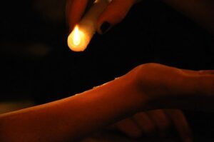 Wax Play: La nueva sensación de Jugar con Velas Corporales