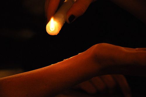 Wax Play: La nueva sensación de Jugar con Velas Corporales